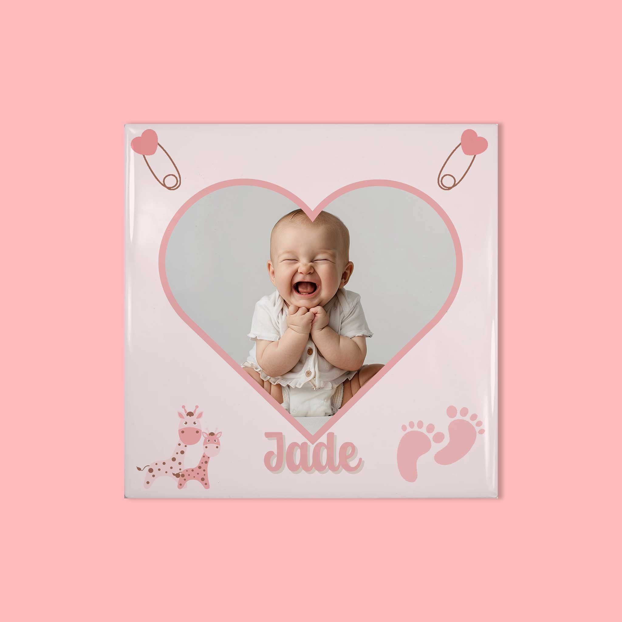 Gepersonaliseerd babytegeltje met hartje, roze illustraties en foto – vooraanzicht