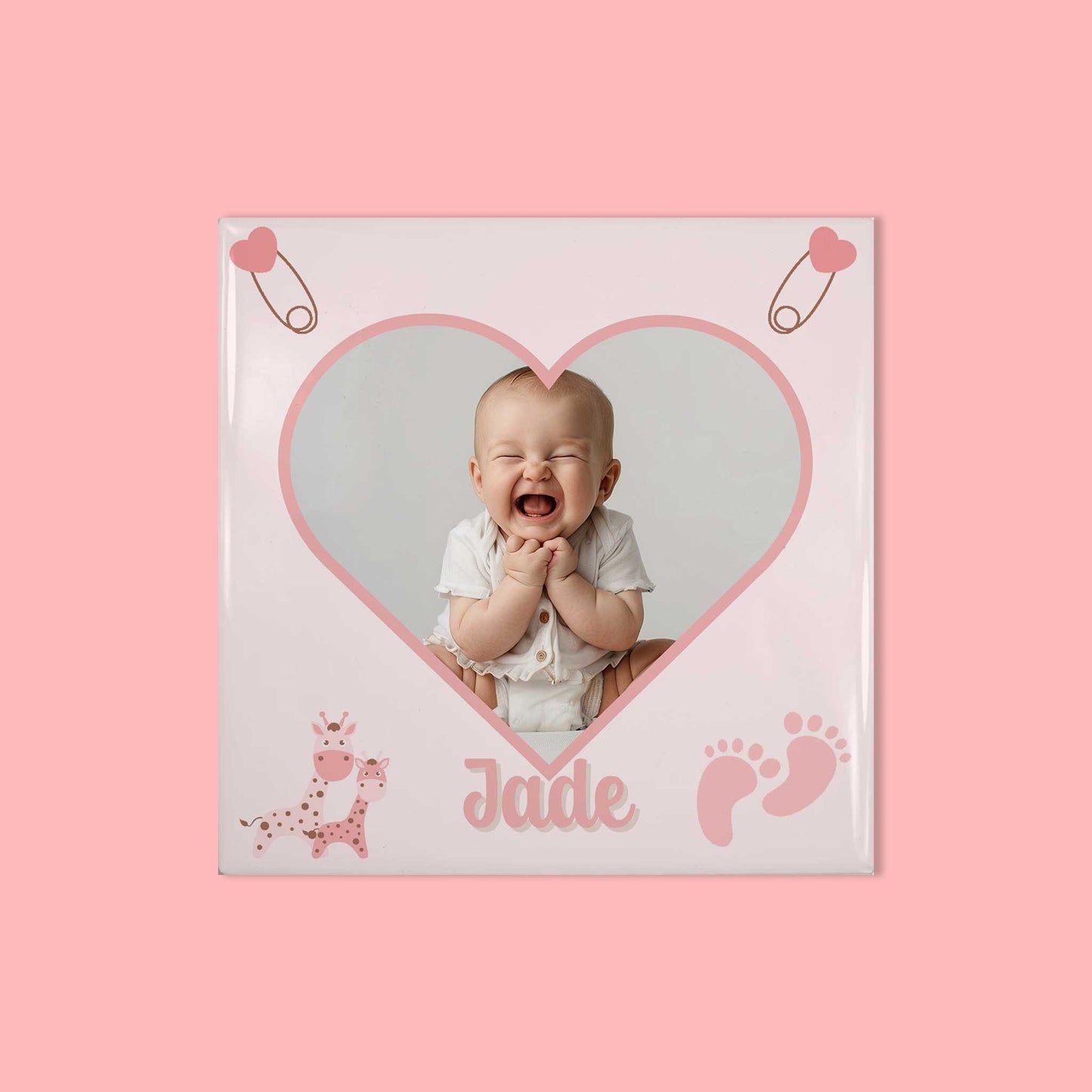 Gepersonaliseerd babytegeltje met hartje, roze illustraties en foto – vooraanzicht