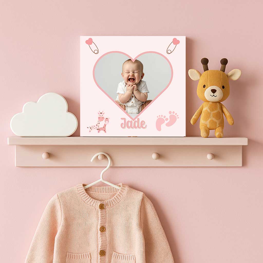 Tegeltje met hartje en babyfoto van meisje met de naam Jade – sfeerbeeld op plank