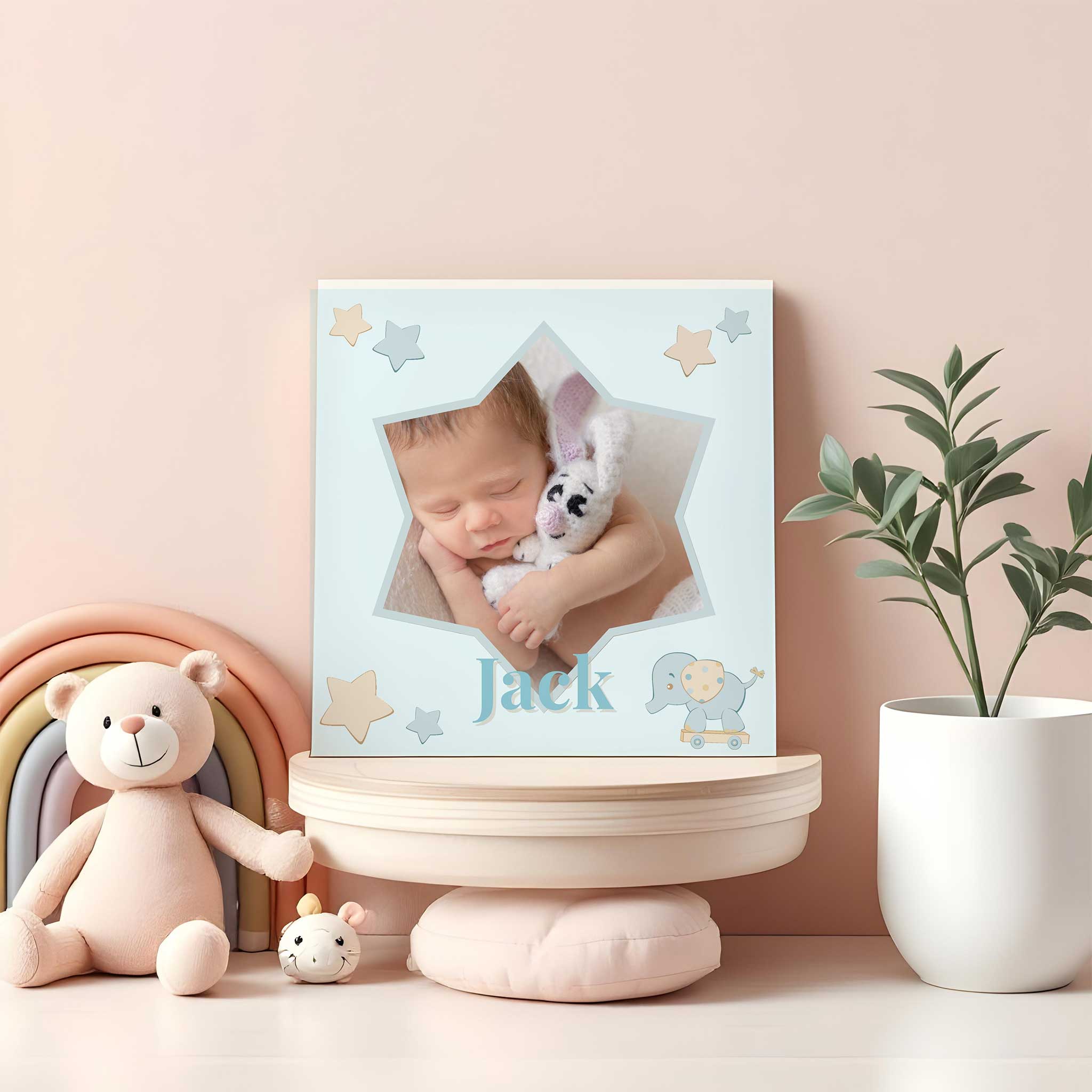 Babytegeltje met stervormige fotokader, naam Jack en olifantje – sfeerbeeld op plank