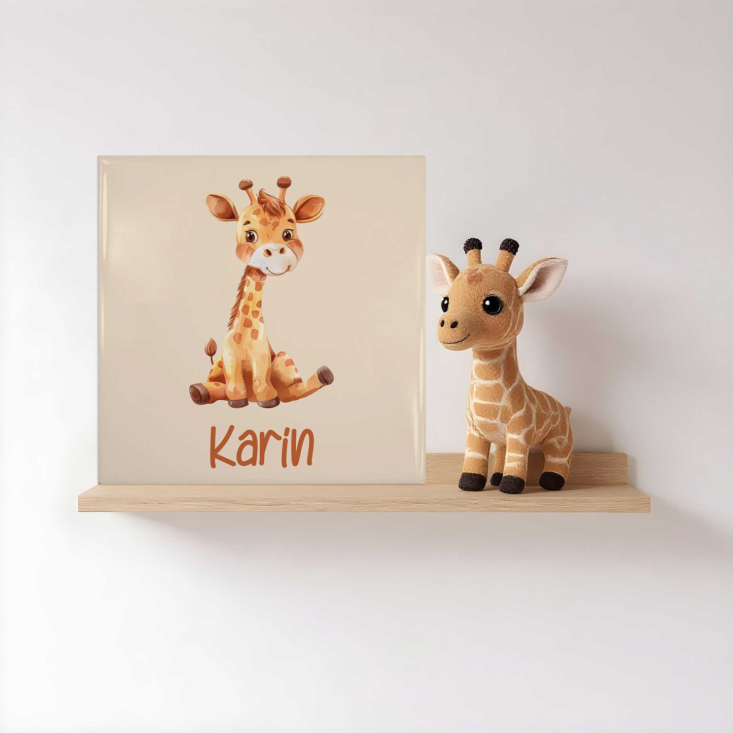 Babytegeltje met giraf en naam Karin op houten plank met giraf knuffel