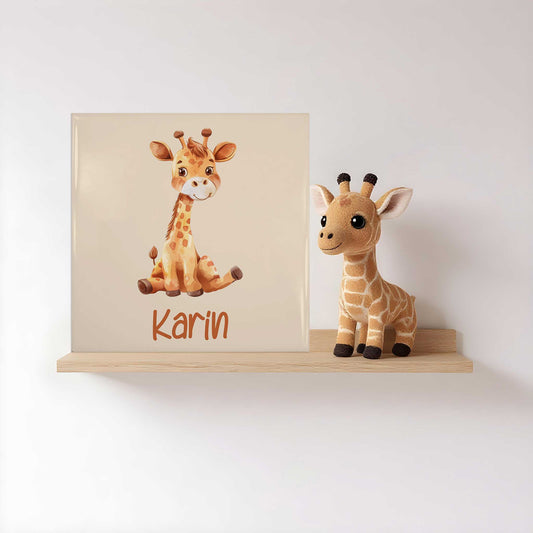 Babytegeltje met giraf en naam Karin op houten plank met giraf knuffel