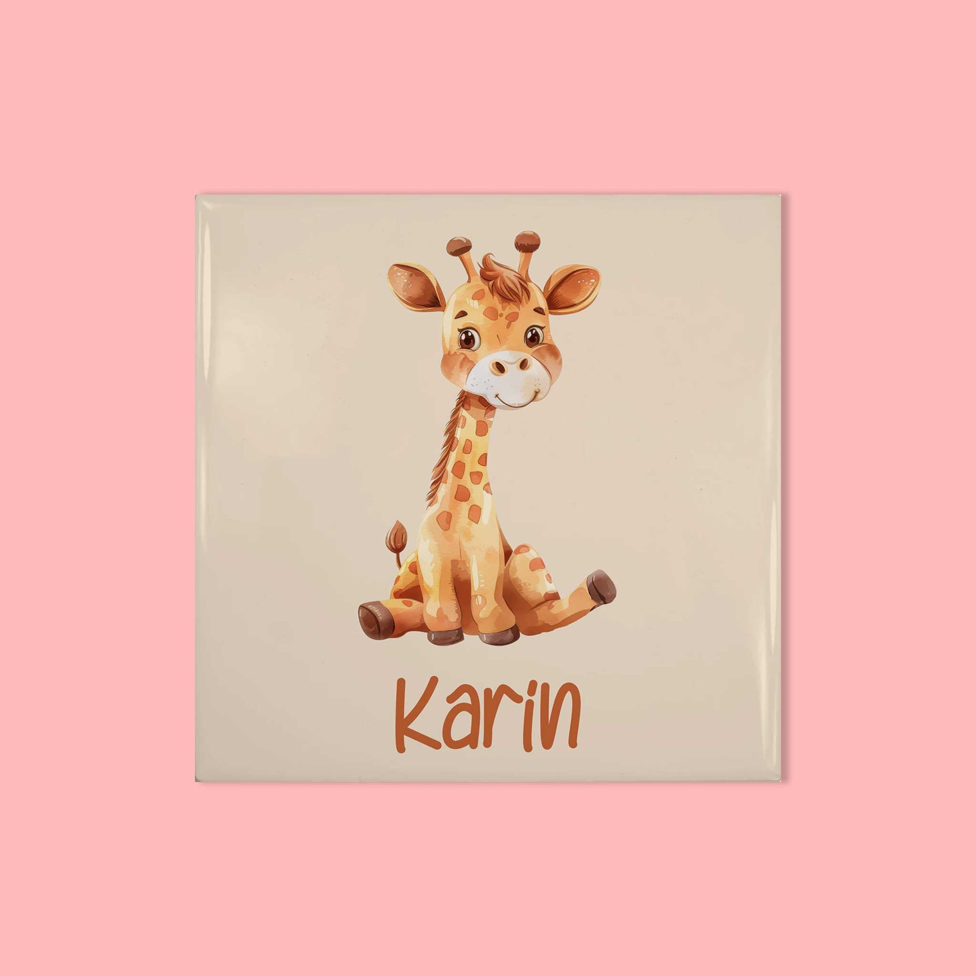 Vierkant keramisch tegeltje met giraf en naam Karin op roze achtergrond