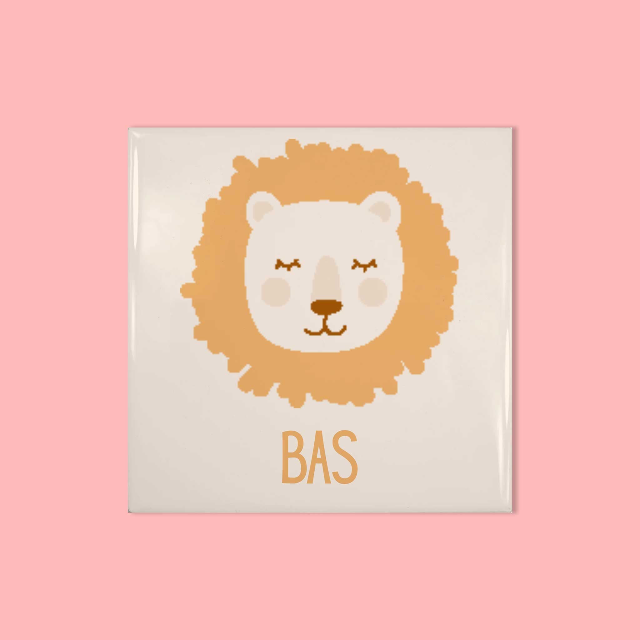 Baby tegeltje met leeuw en naam Bas, op roze achtergrond