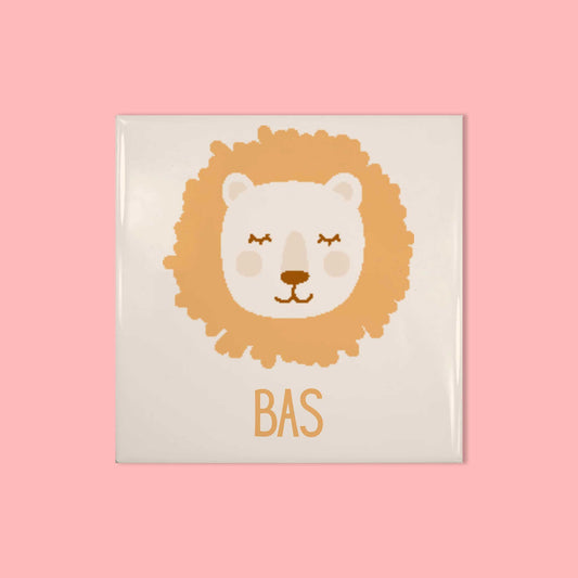 Baby tegeltje met leeuw en naam Bas, op roze achtergrond