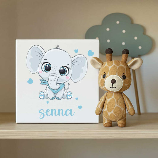 Baby tegeltje jongen met blauw olifantje, gepersonaliseerd met naam "Senna", op houten plankje naast knuffelgiraffe