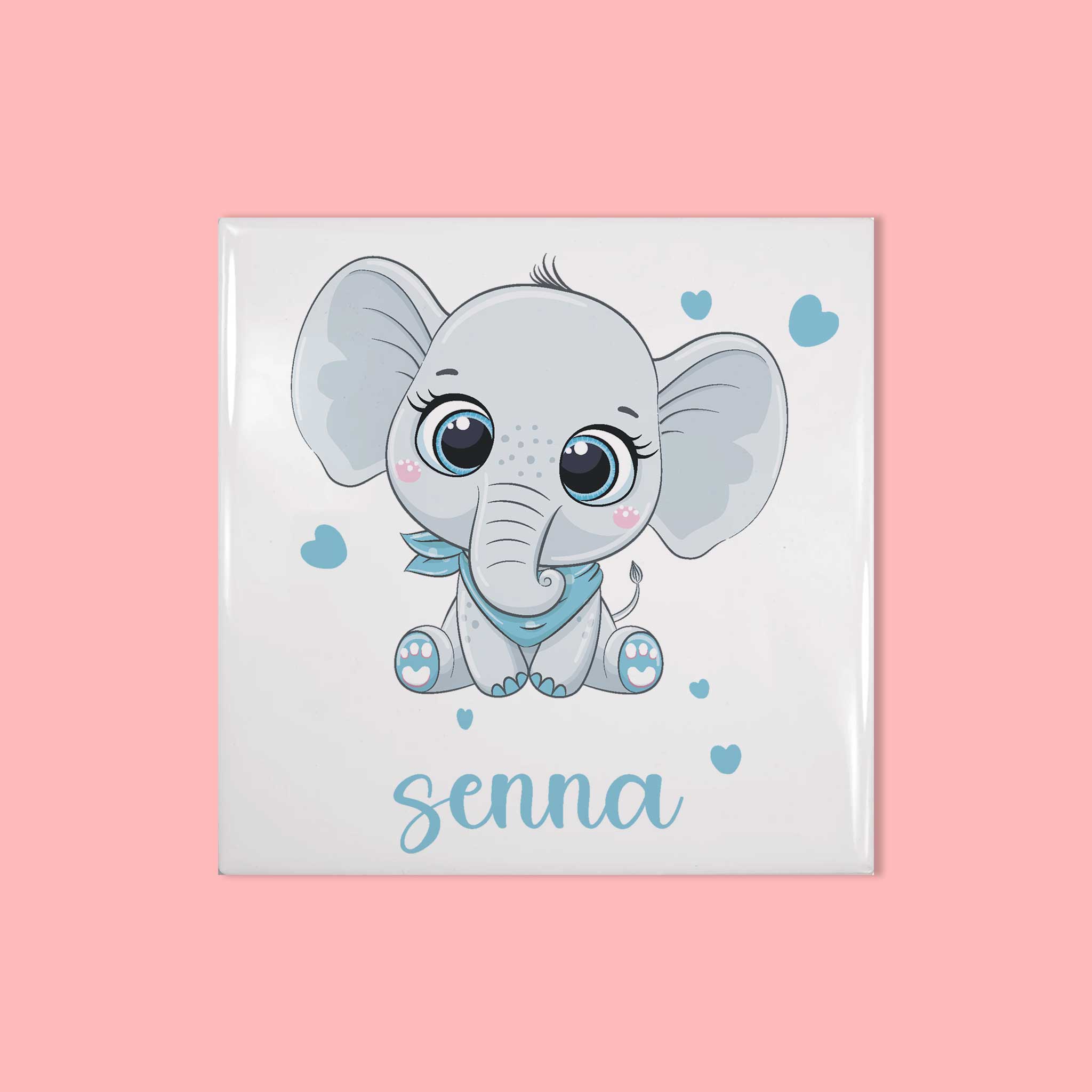 Vierkant keramisch tegeltje met blauw olifantje en hartjes, gepersonaliseerd met naam