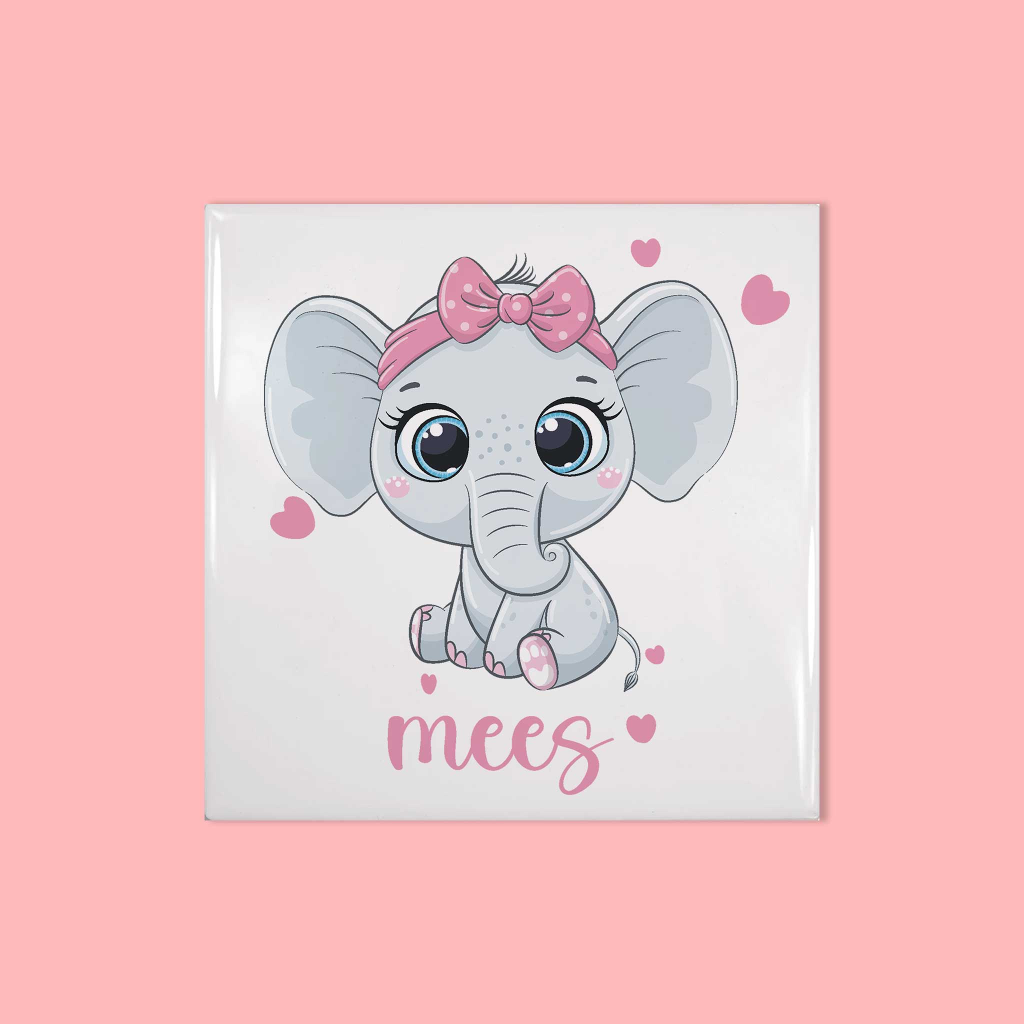 Tegeltje met roze olifantje en naam Mees – recht van voren tegen roze achtergrond