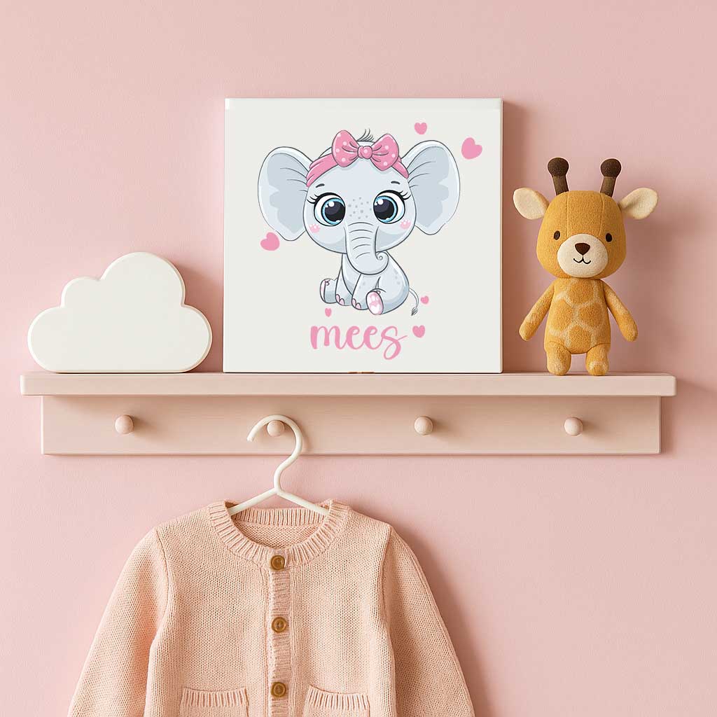 Productfoto van babytegeltje met roze olifantje en naam Mees – geplaatst op een wandplank in een babykamer