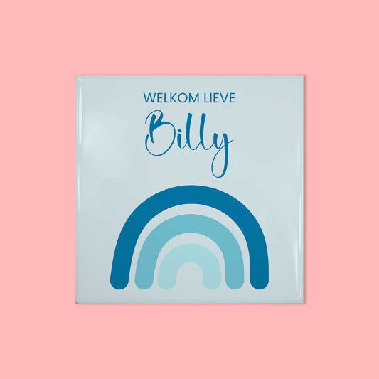 Vierkant baby tegeltje met tekst “Welkom lieve Billy” en blauwe regenboog