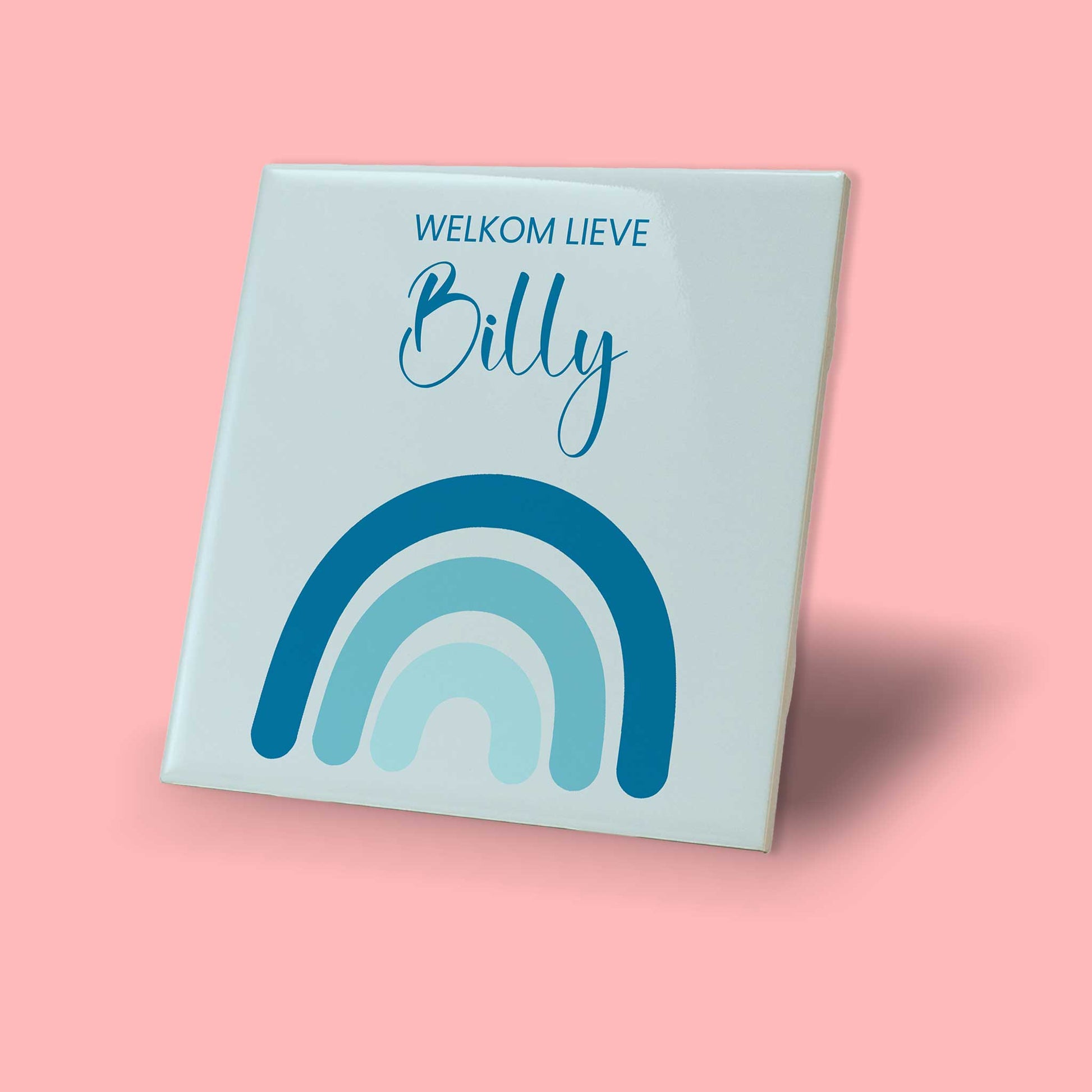 Staand keramiek babytegeltje met naam Billy en regenboog op roze achtergrond