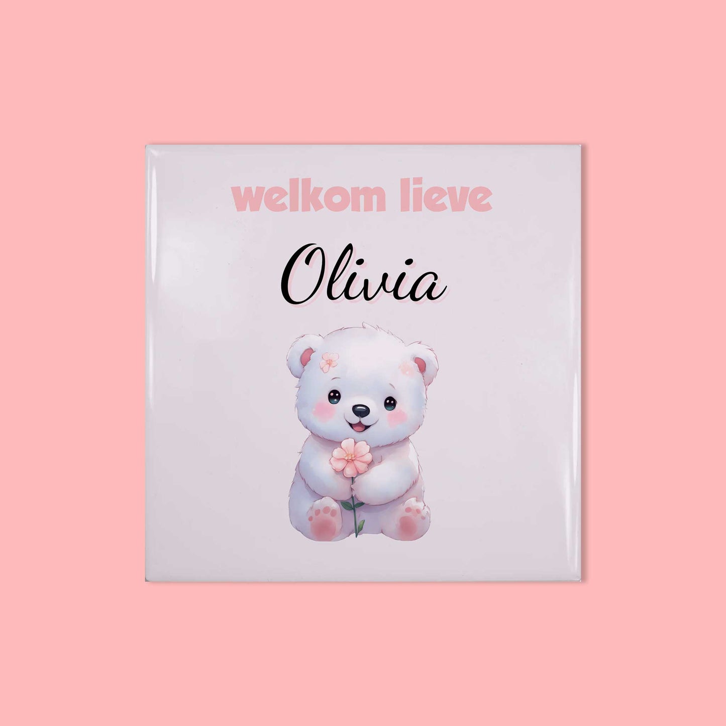 Vierkant keramisch tegeltje met wit beertje en tekst welkom lieve Olivia