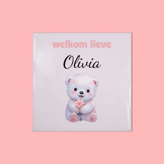 Vierkant keramisch tegeltje met wit beertje en tekst welkom lieve Olivia