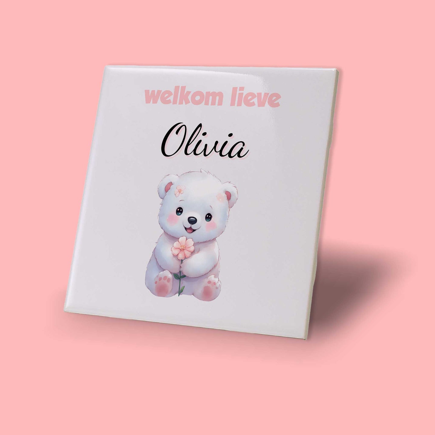 Staand babytegeltje met naam Olivia en illustratie van wit beertje met bloem
