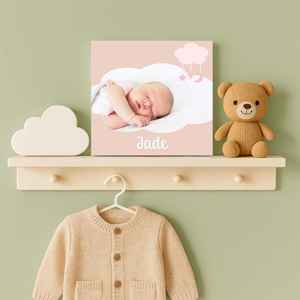 Babykamer met gepersonaliseerd tegeltje met foto en wolkje