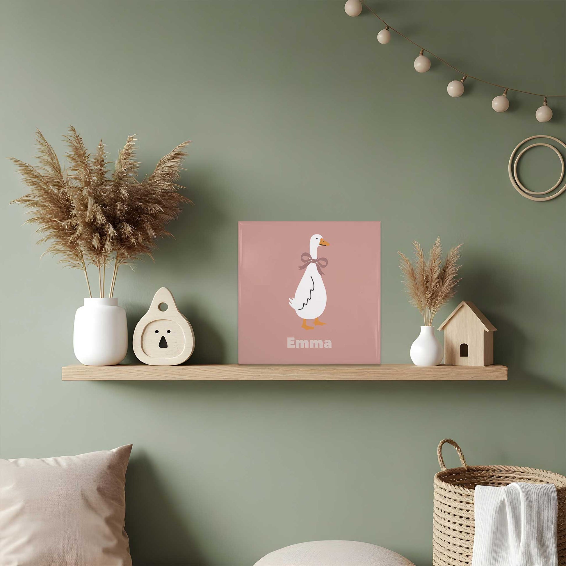 Tegeltje met gans en naam Emma in een groene babykamer met pampasgras decoratie