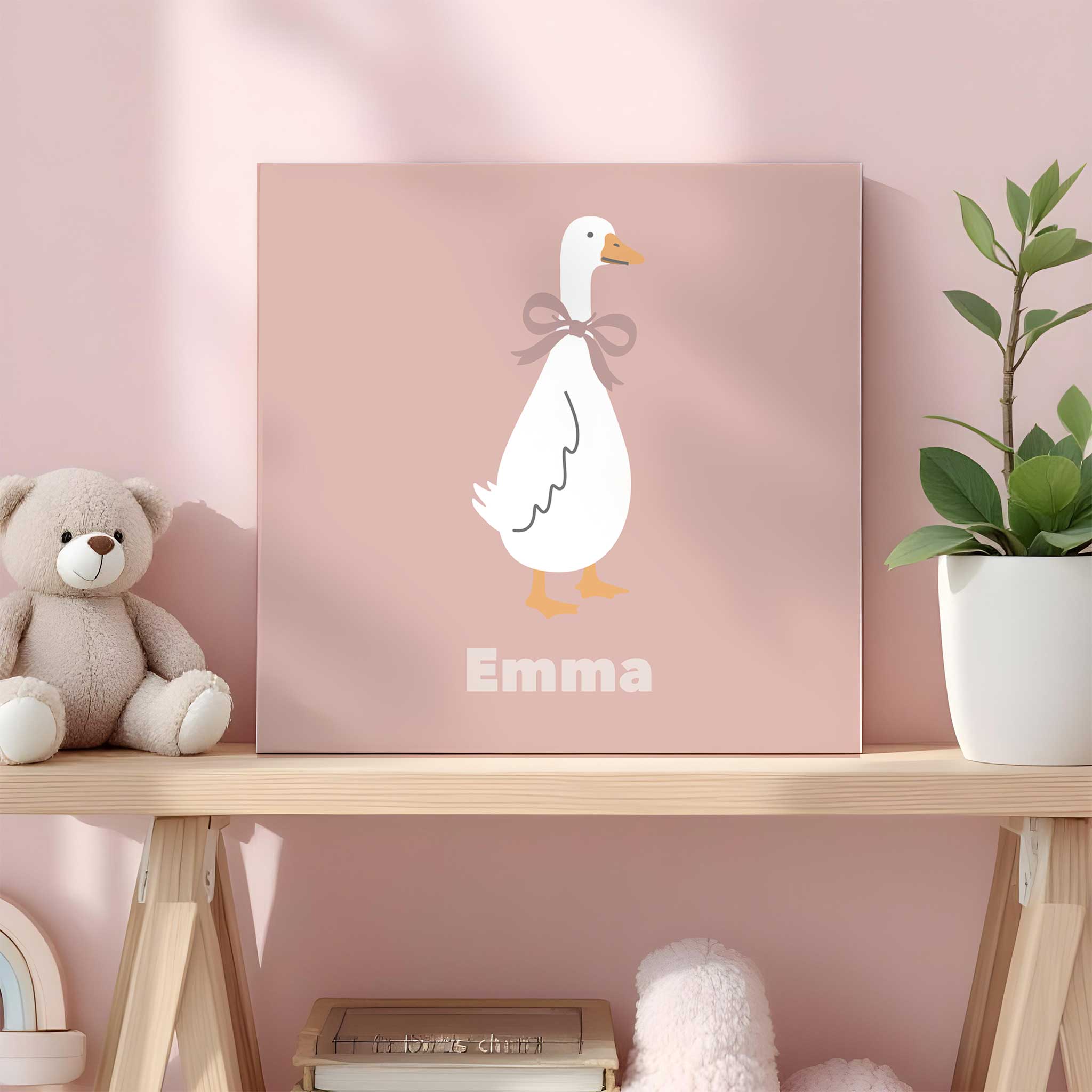 Tegeltje met gans en naam Emma op een plank in een roze babykamer met een teddybeer