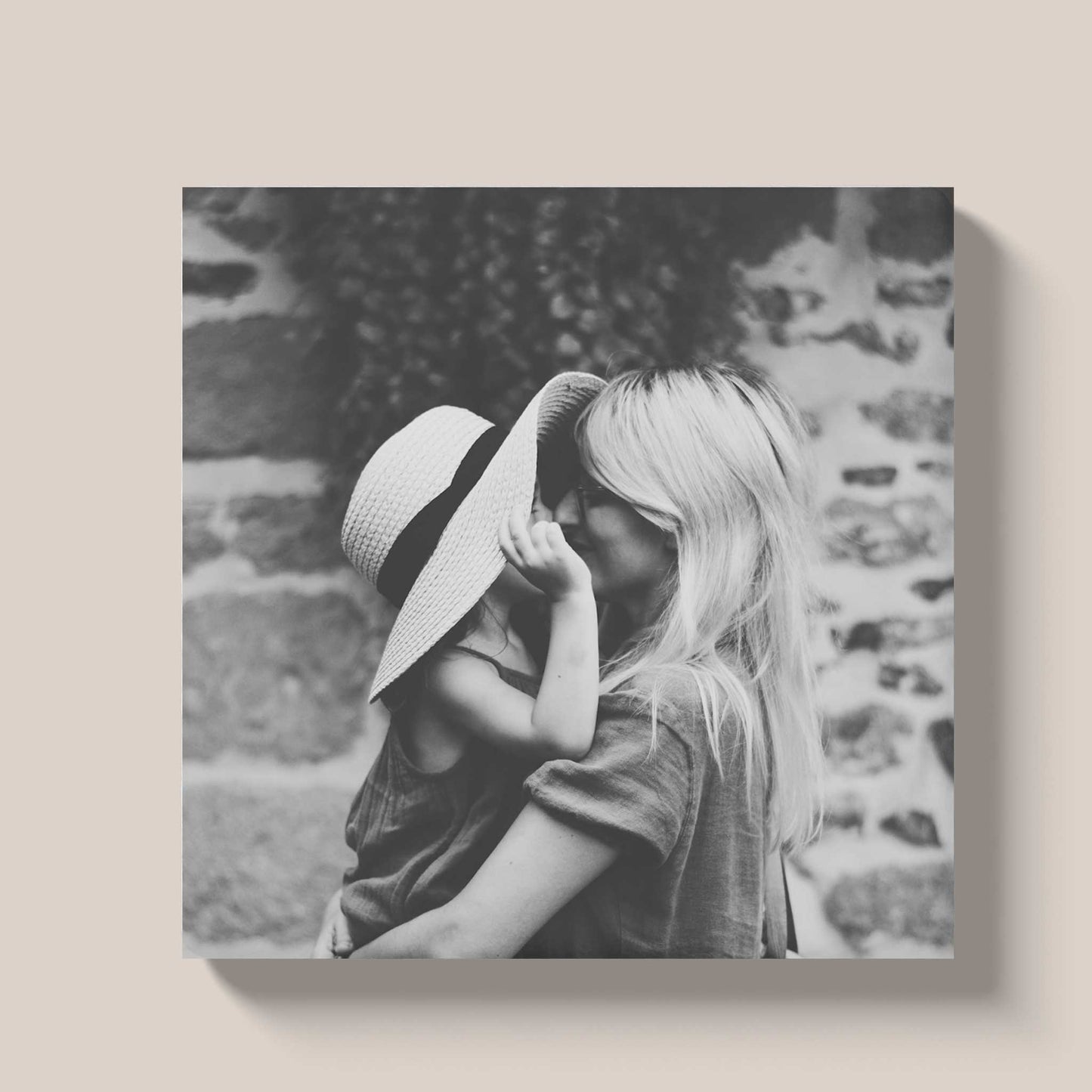 Keramisch tegeltje van 15x15 cm bedrukt met een zwart-wit familiefoto van moeder en kind als voorbeeld van een gepersonaliseerd fototegeltje
