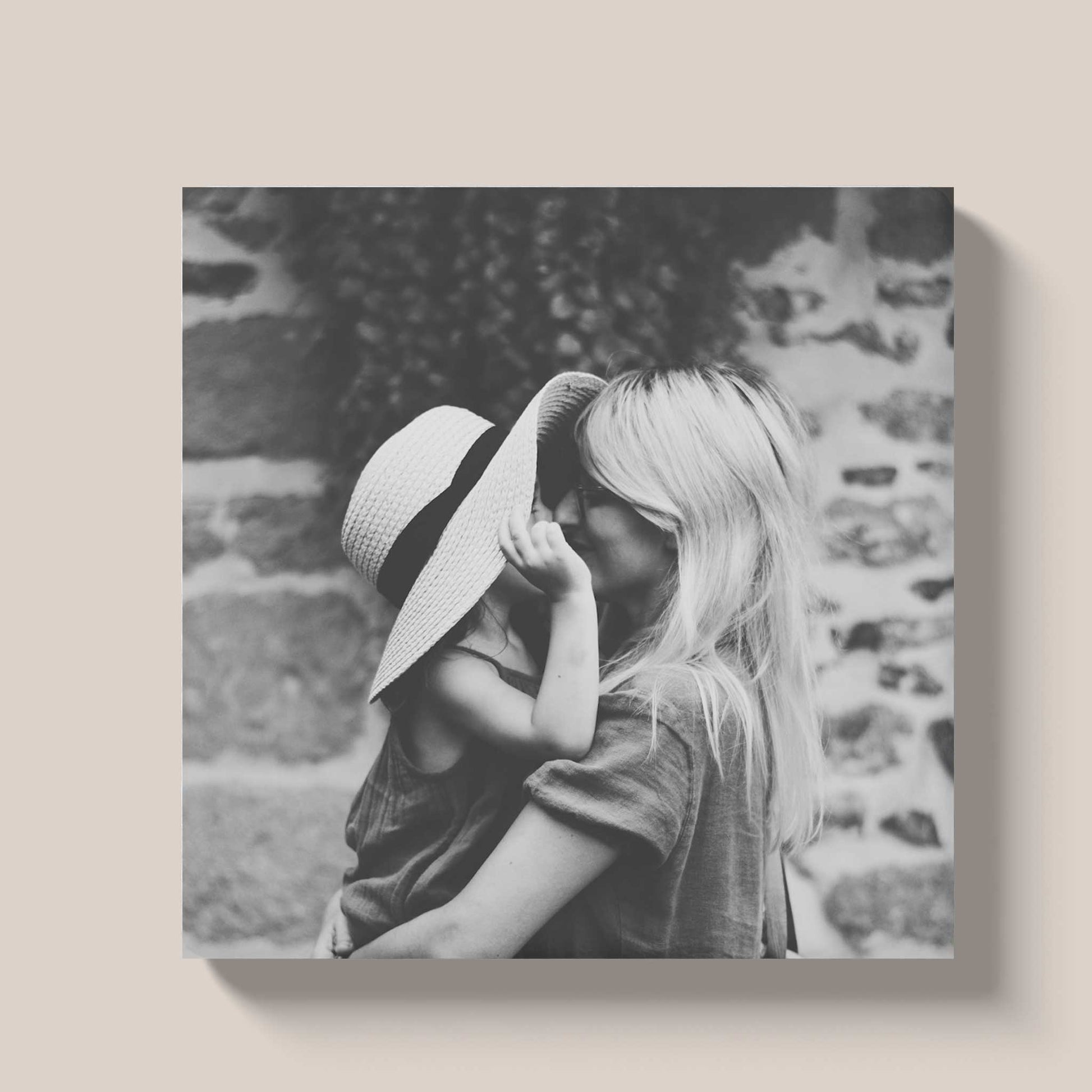 Keramisch tegeltje van 15x15 cm bedrukt met een zwart-wit familiefoto van moeder en kind als voorbeeld van een gepersonaliseerd fototegeltje