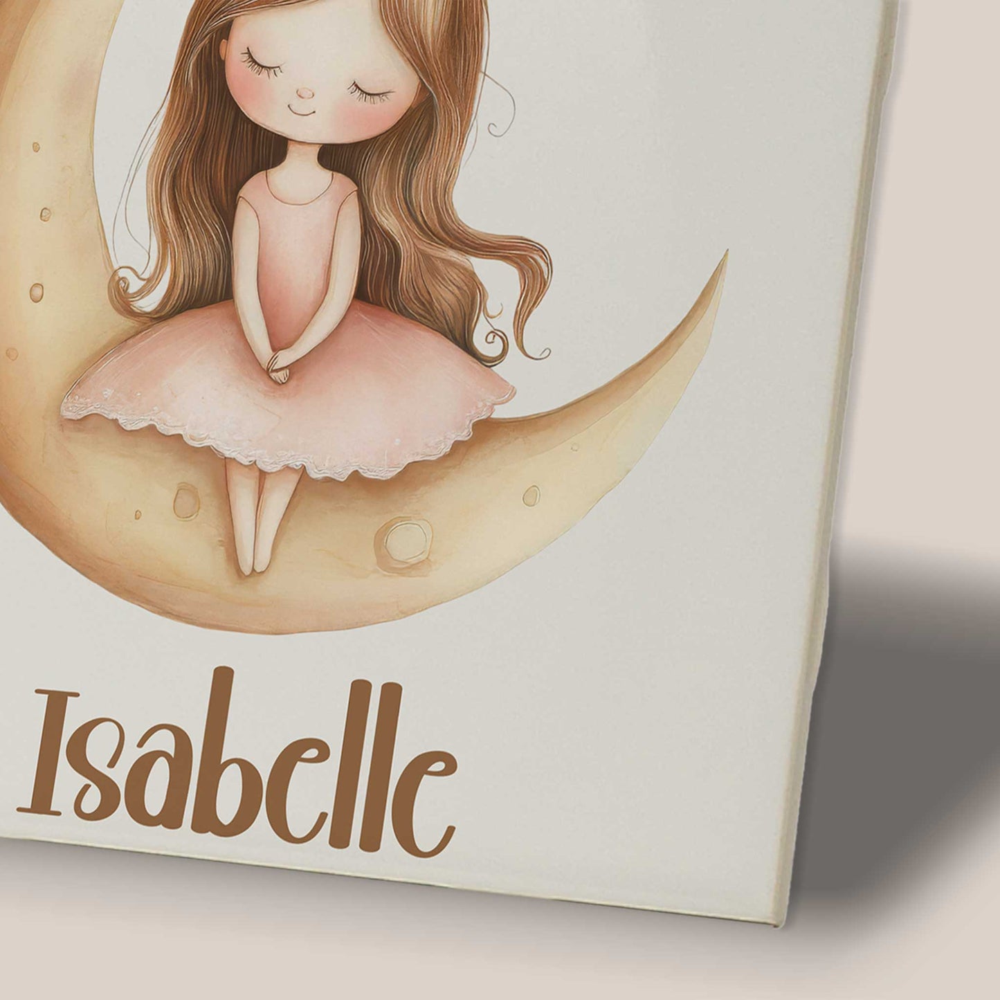 Close-up van een keramisch tegeltje met een prinses op een gouden maan en de naam Isabelle.