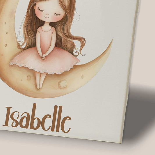 Close-up van een keramisch tegeltje met een prinses op een gouden maan en de naam Isabelle.