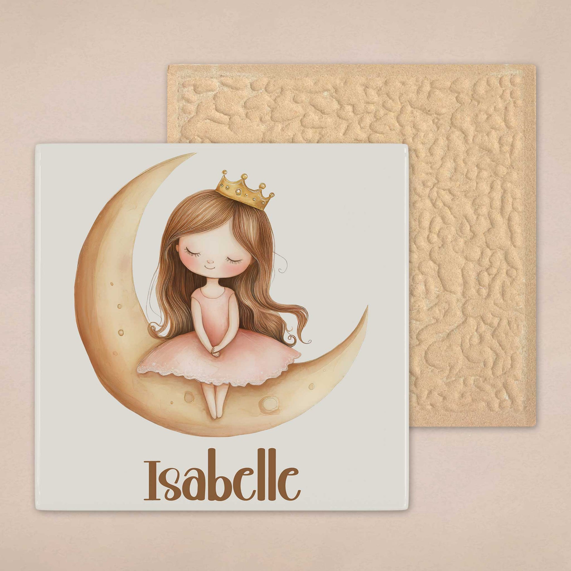 Keramisch tegeltje met een prinses op een gouden maan en de naam Isabelle, waarbij ook de achterzijde van het tegeltje zichtbaar is.