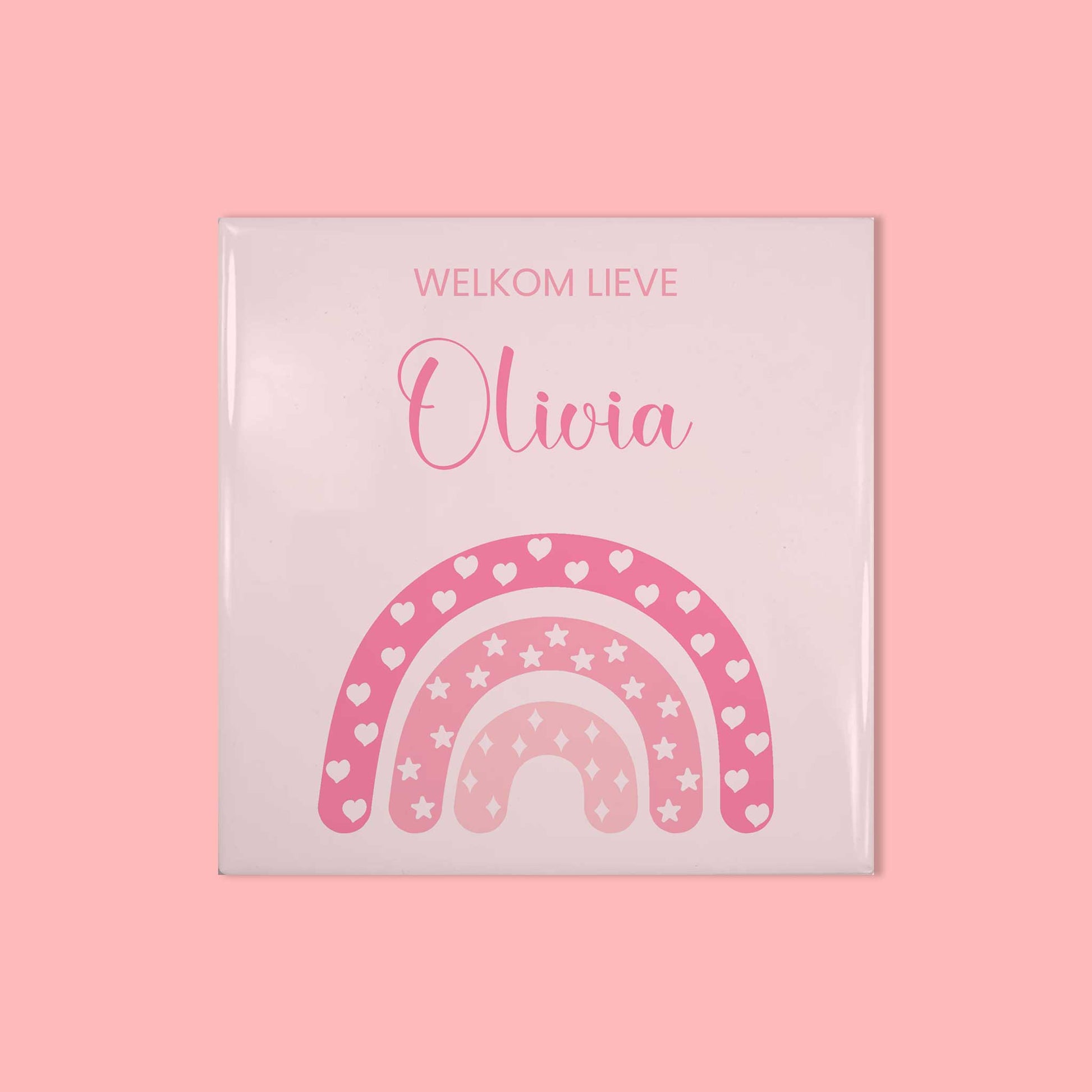 Vierkant babytegeltje met hartjesregenboog en naam Olivia op roze achtergrond