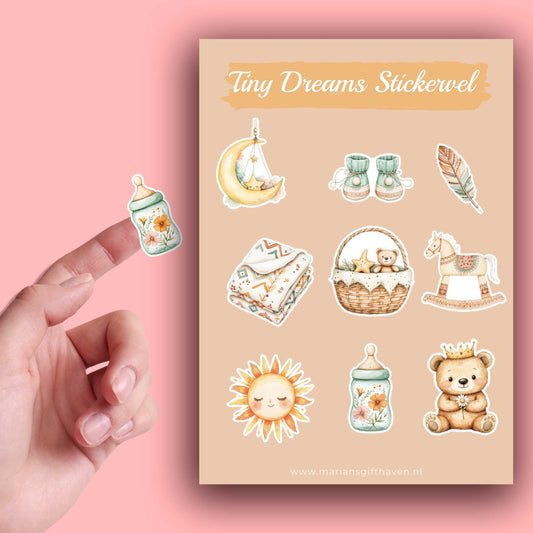 Close-up van een losse sticker met een bloemenflesje naast een Tiny Dreams stickervel met baby- en droomthema illustraties op een roze achtergrond.