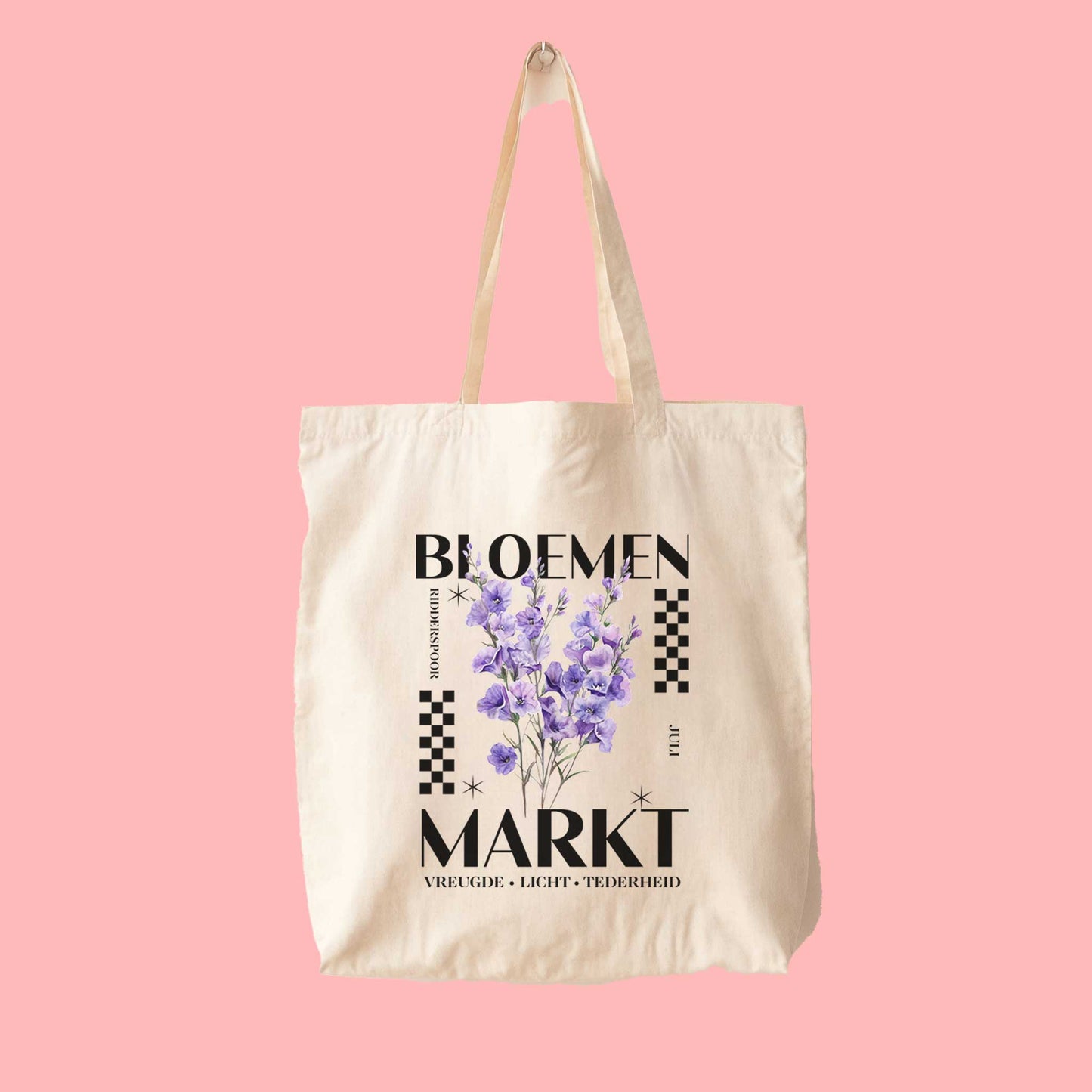 totebag met  de tekst bloemenmarkt en een illustratie van een geboortebloem van de maand juli, Ridderspoor. Met onderaan de kernwoorden van deze maand : vreugde, licht, tederheid