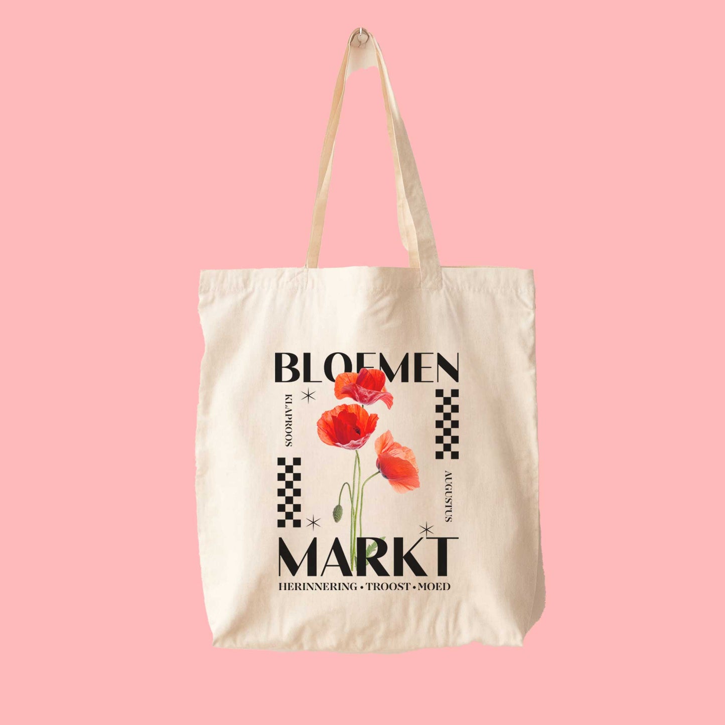 totebag met  de tekst bloemenmarkt en een illustratie van een geboortebloem van de maand augustus klaprozen. Met onderaan de kernwoorden van deze maand : herinnering, troost, moed