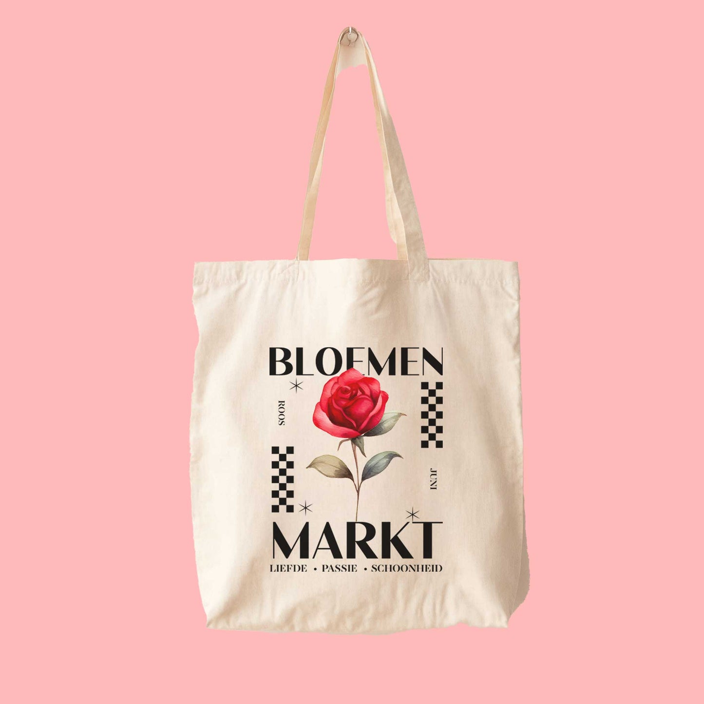 totebag met  de tekst bloemenmarkt en een illustratie van een geboortebloem van de maand juni, een roos. Met onderaan de kernwoorden van deze maand : liefde,passie,schoonheid