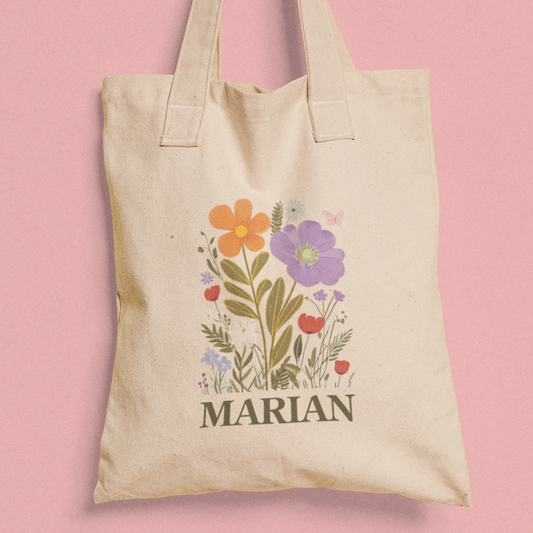 Naturelkleurige totebag met bloemenillustratie in zachte tinten en gepersonaliseerde naam in donkergroen. Botanische en boho stijl