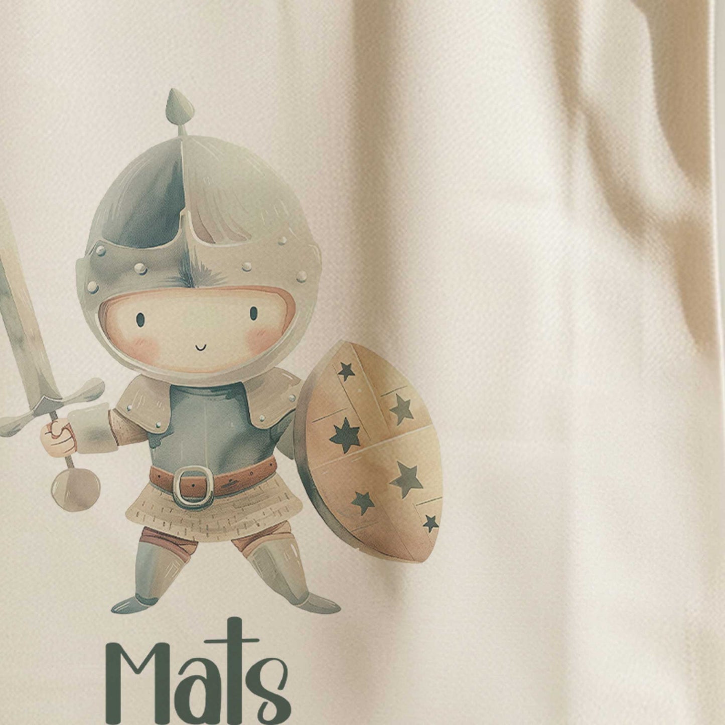 Close-up van de katoenen totebag met de illustratie van een ridder met zwaard en schild en de naam Mats, waarbij de stofstructuur duidelijk zichtbaar is.
