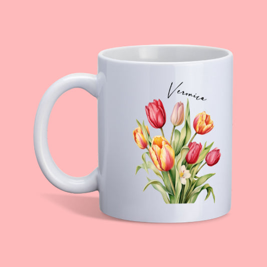 witte mok met een bos gekleurde tulpen en een personaliseerbare naam  in dun elegant zwart lettertype