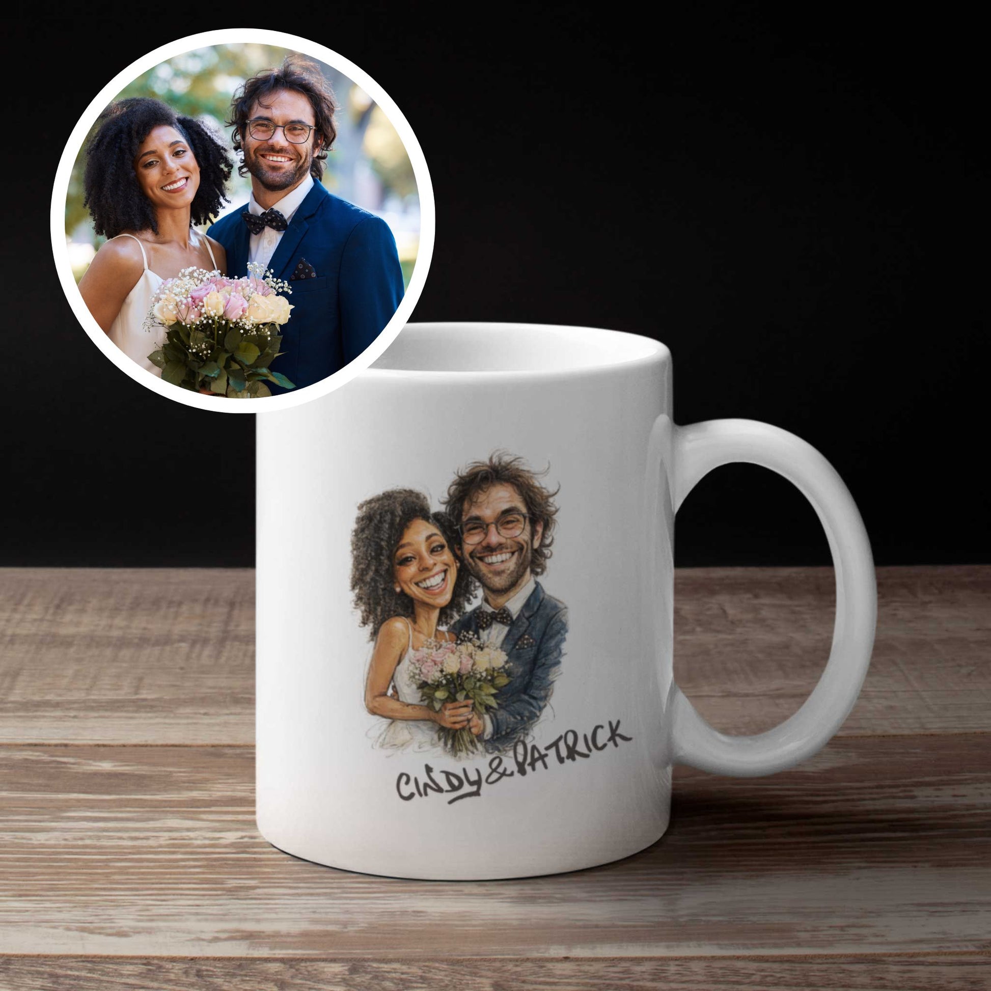 Witte keramische mok met gepersonaliseerde karikatuur van lachend bruidspaar naast originele trouwfoto in ronde voor-en-na weergave op houten tafel met donkere achtergrond
