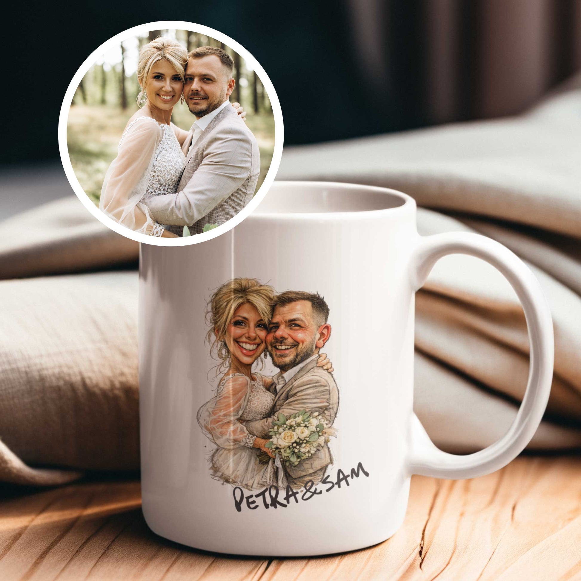 Witte keramische mok met grappige karikatuur van bruidspaar naast originele trouwfoto in ronde voor-en-na vergelijking op houten tafel met zachte beige stoffen achtergrond