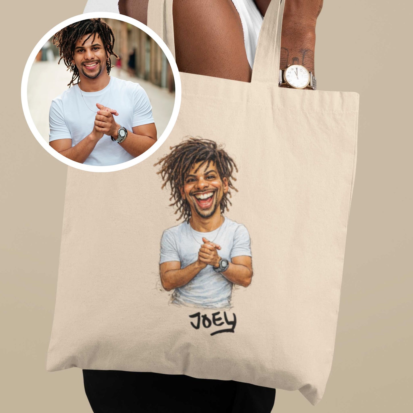 Beige katoenen totebag met gepersonaliseerde karikatuur van een lachende man met dreadlocks en de naam Joey, naast een ronde insetfoto van de originele foto om het verschil tussen de echte foto en de karikatuurillustratie te tonen.