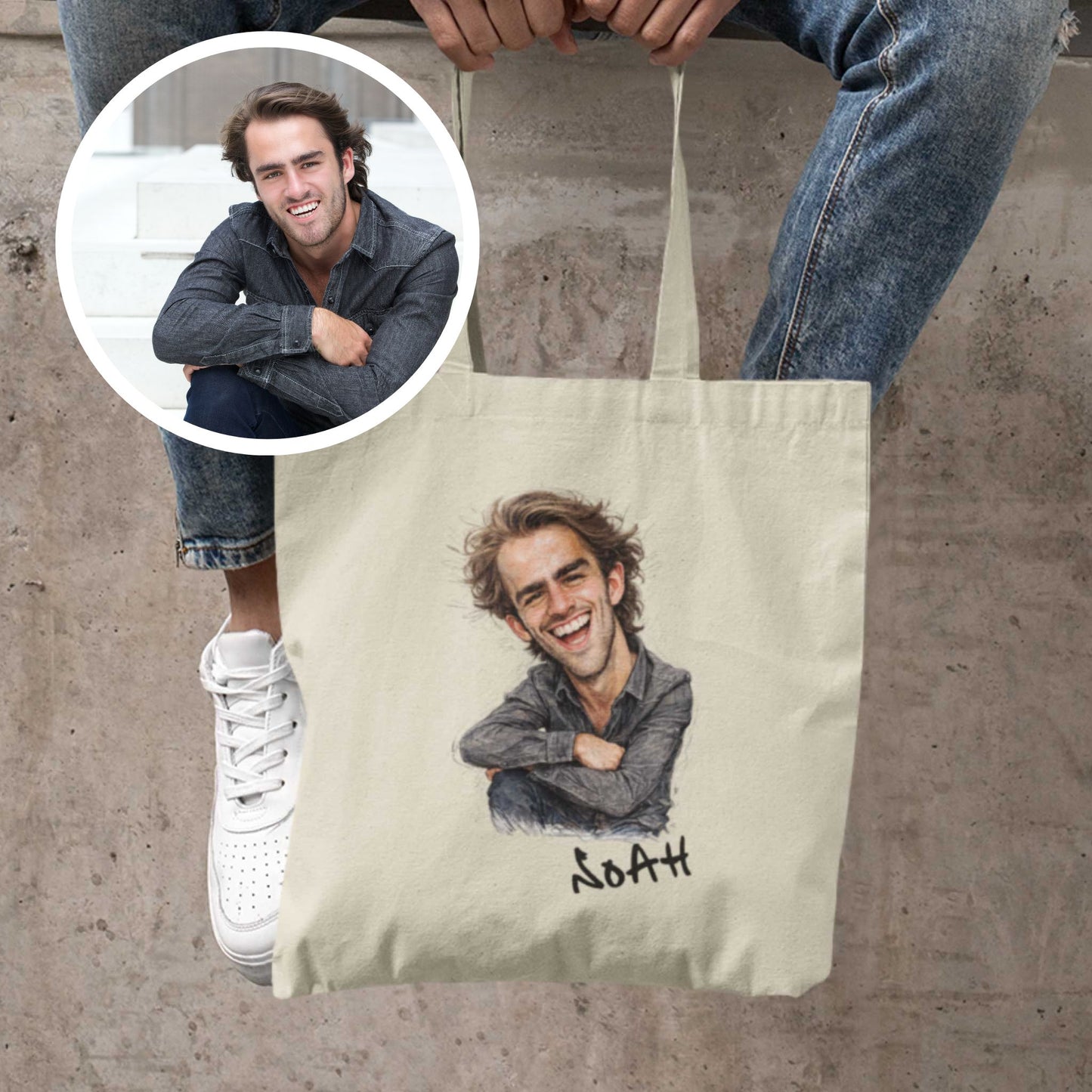 Beige katoenen totebag met gepersonaliseerde karikatuur van een lachende man met warrig haar en de naam Noah, naast een ronde insetfoto van de originele foto ter vergelijking van voor en na karikatuurillustratie.