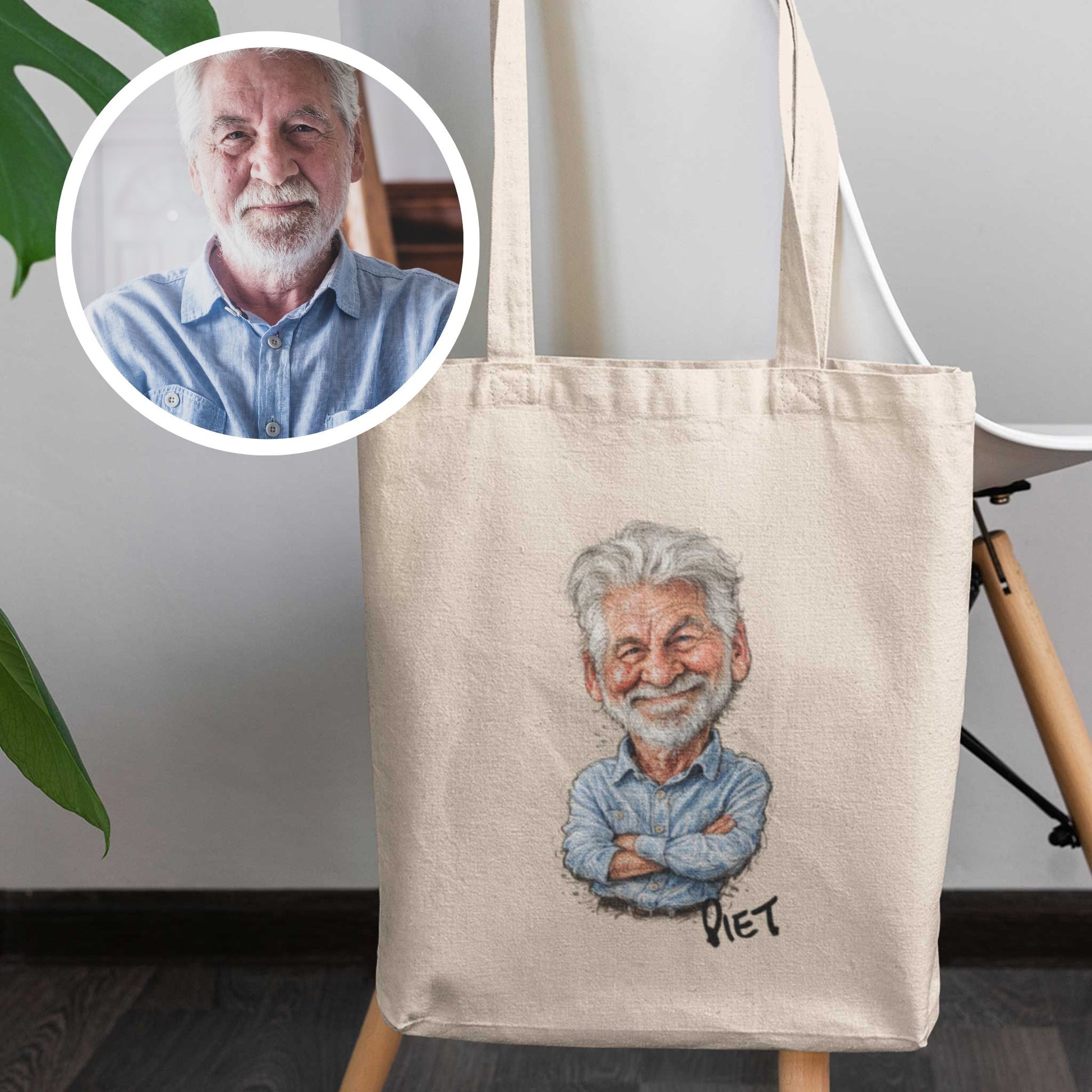 Beige katoenen totebag met gepersonaliseerde karikatuur van een oudere man met grijs haar en baard, inclusief de naam Piet onder de illustratie, naast een kleine ronde voorbeeldfoto van de originele foto ter vergelijking van de karikatuurillustratie.