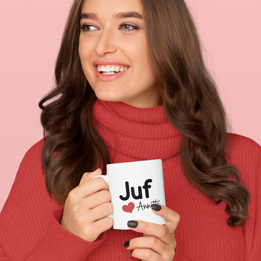 vrouw met mok in haar hand, op mok staat Juf Anette en een rood hartje