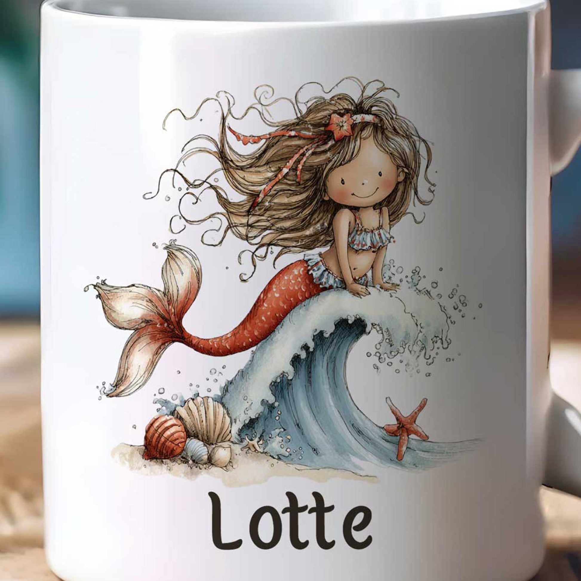Witte keramische mok met een lachende zeemeermin met lange golvende haren op een blauwe golf, met schelpen, een zeester en de naam Lotte.