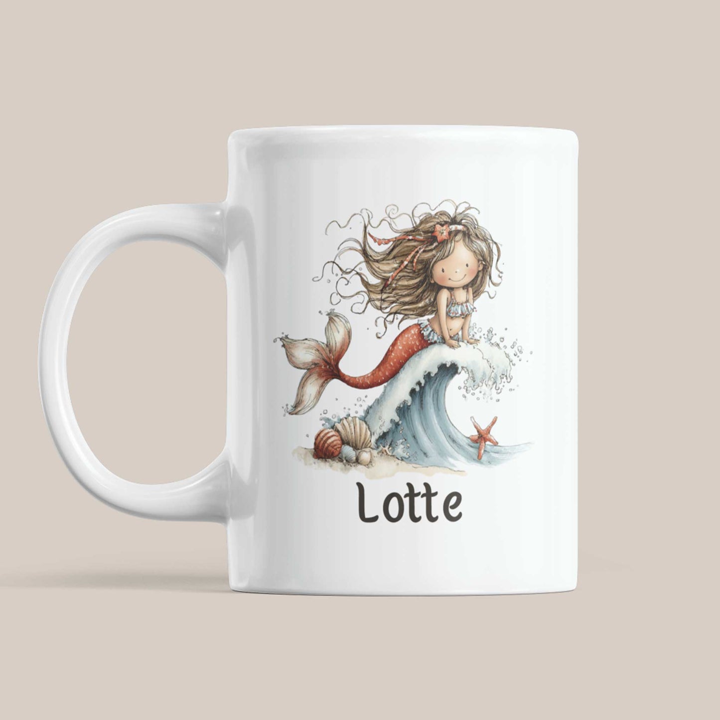Witte mok op een beige achtergrond met een zeemeermin op een golf, een roodkleurige staart, schelpen aan de voet van de golf en de naam Lotte.