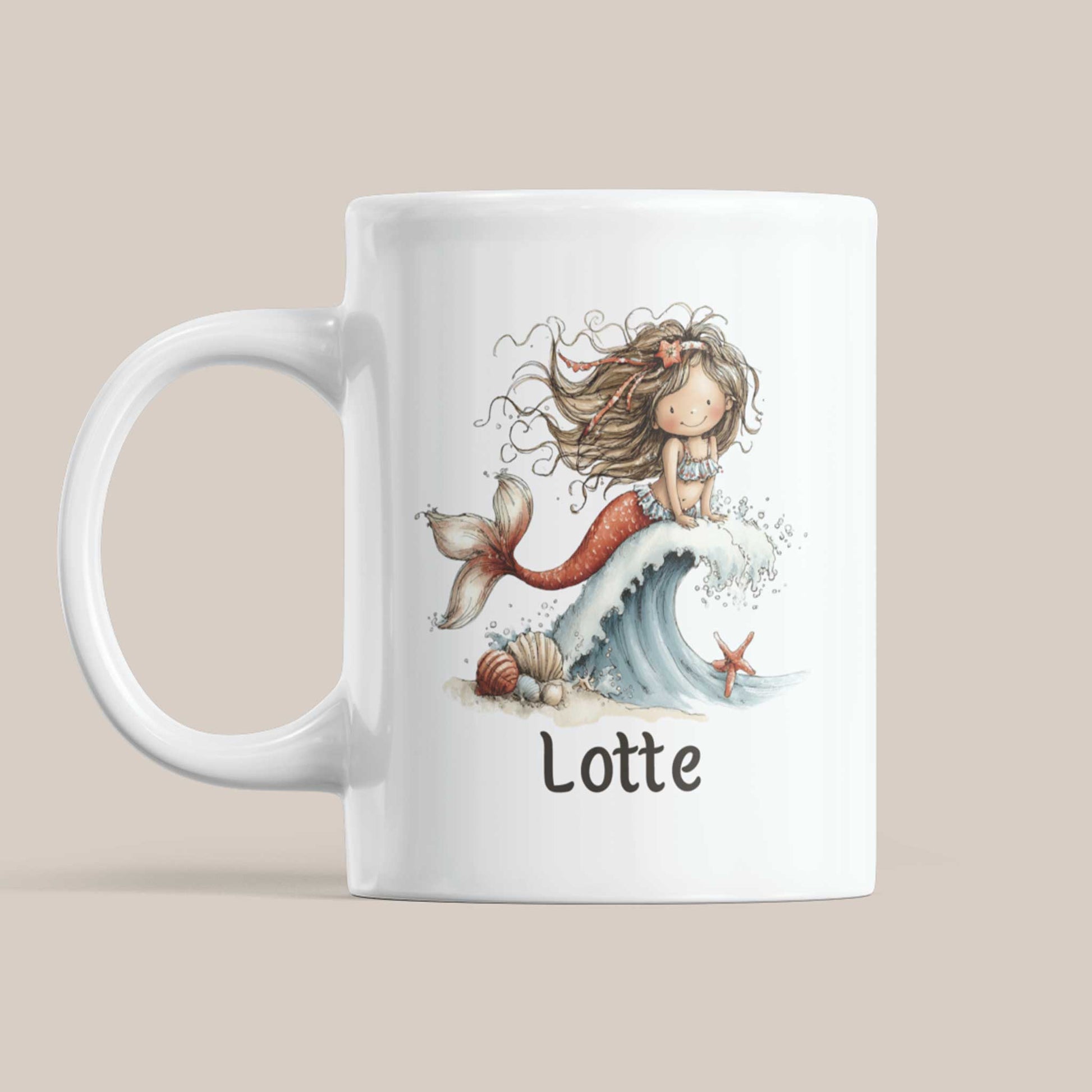 Witte mok op een beige achtergrond met een zeemeermin op een golf, een roodkleurige staart, schelpen aan de voet van de golf en de naam Lotte.