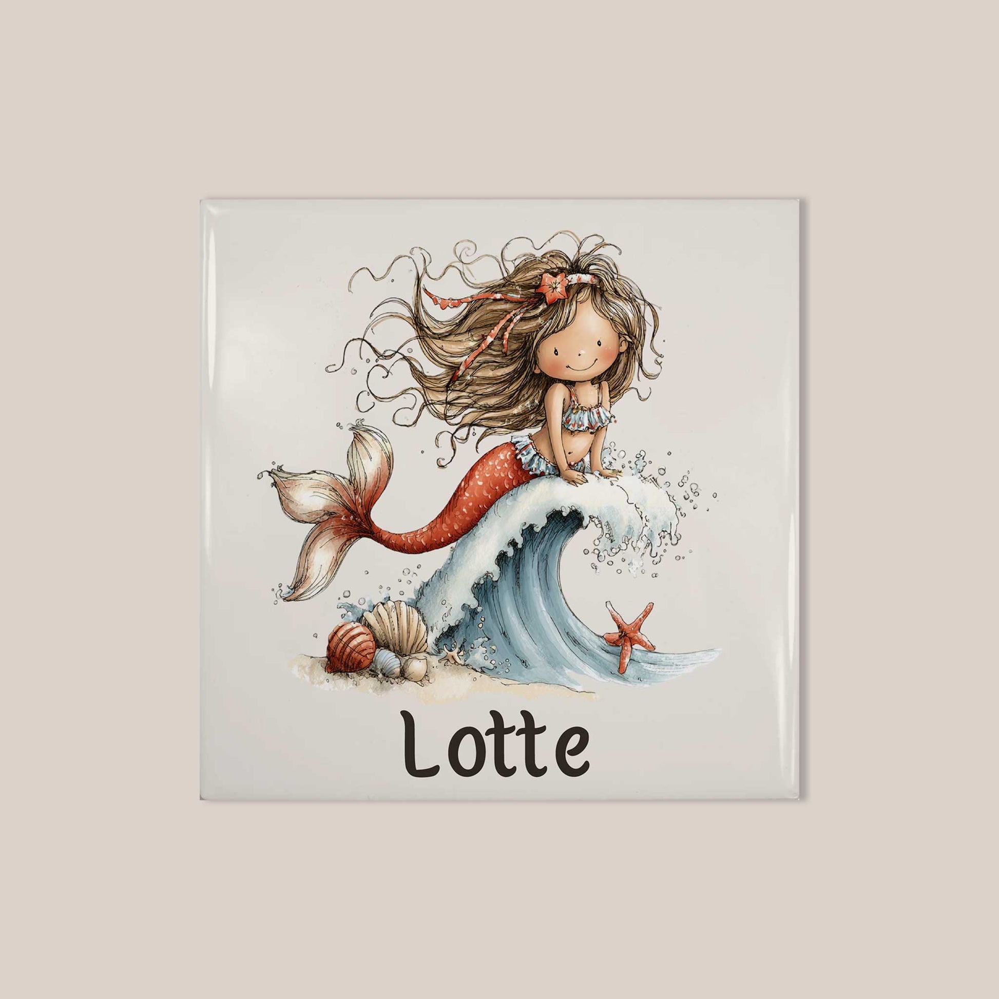 Vierkant keramisch tegeltje met een lachende zeemeermin op een golf, een roodkleurige staart en de naam Lotte op een beige achtergrond.