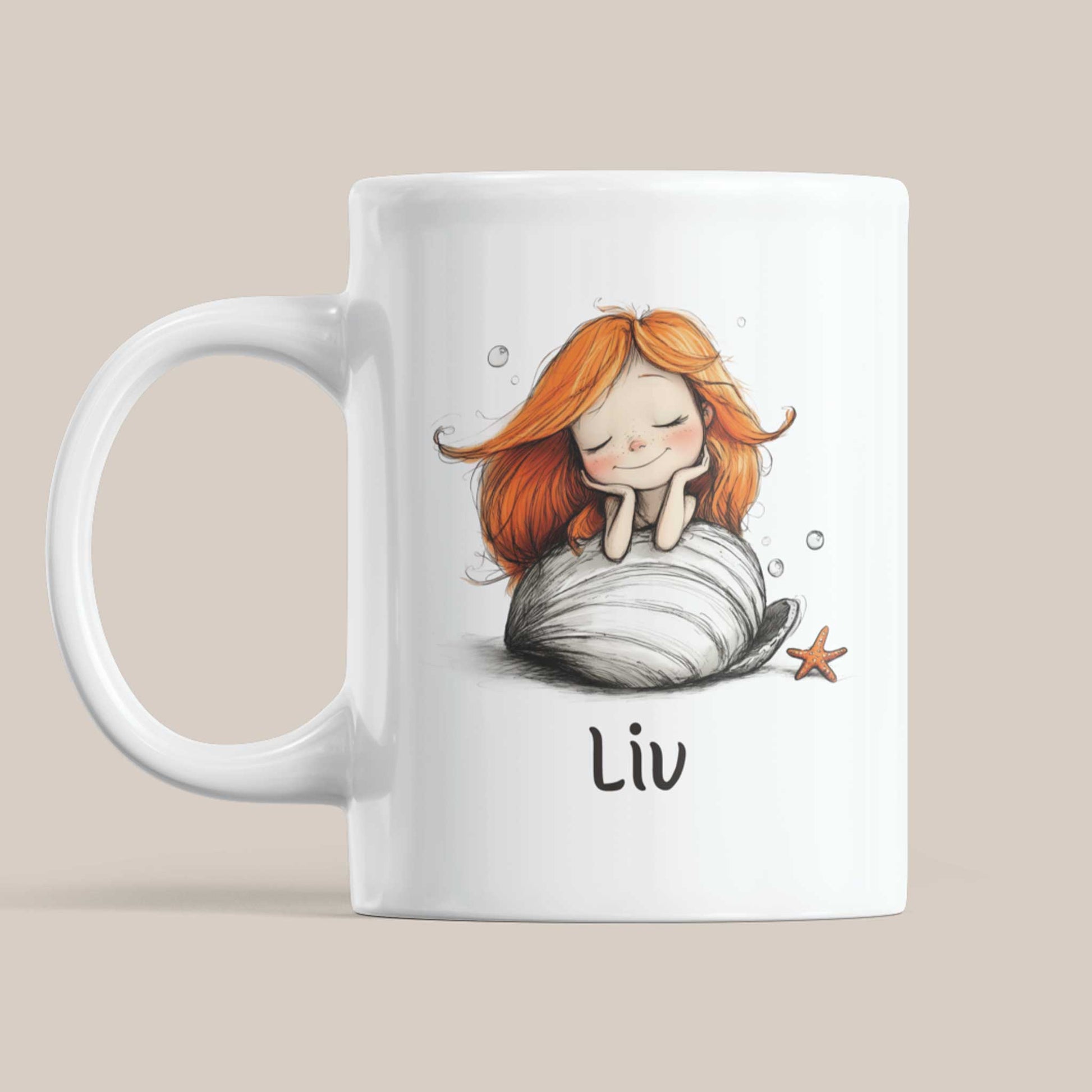 Witte keramische mok met een illustratie van een dromende zeemeermin met lang oranje haar op een grote witte schelp. Onder de illustratie staat de naam Liv. op beige achtergrond