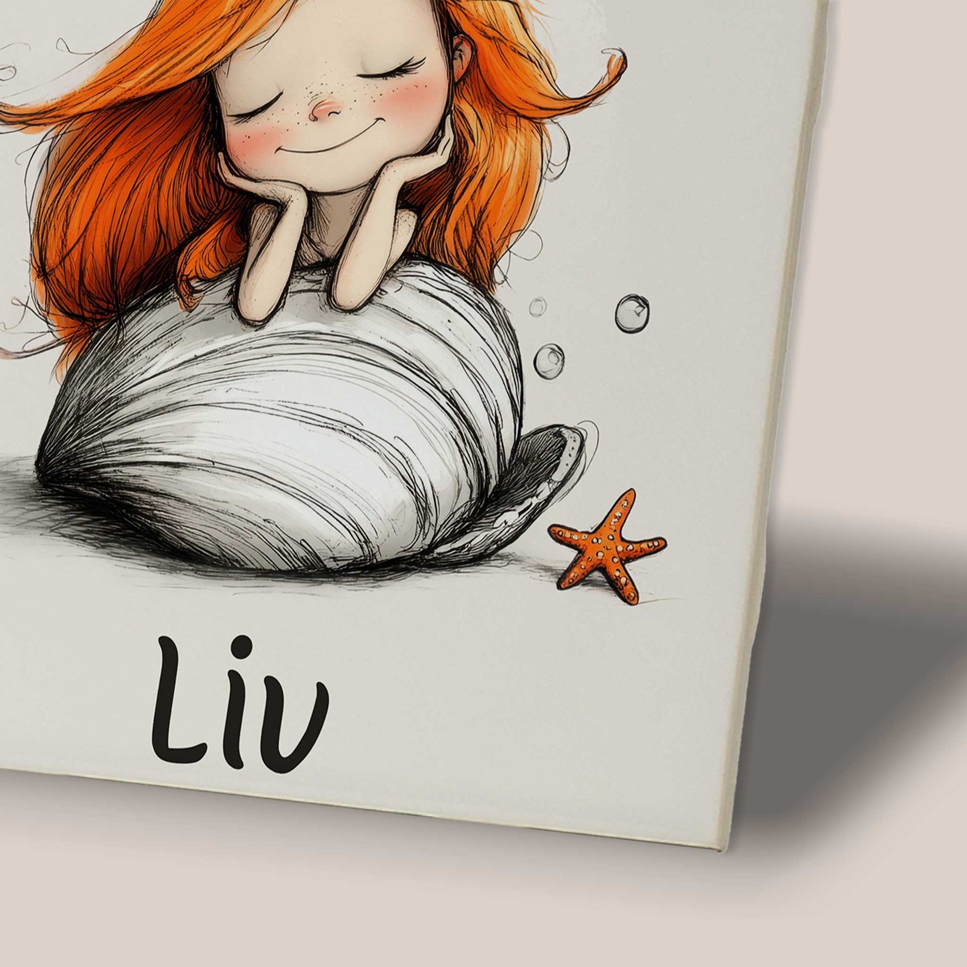 Close-up van een zeemeermin met lang oranje haar die op een grote witte schelp rust. Onder de illustratie staat de naam Liv.
